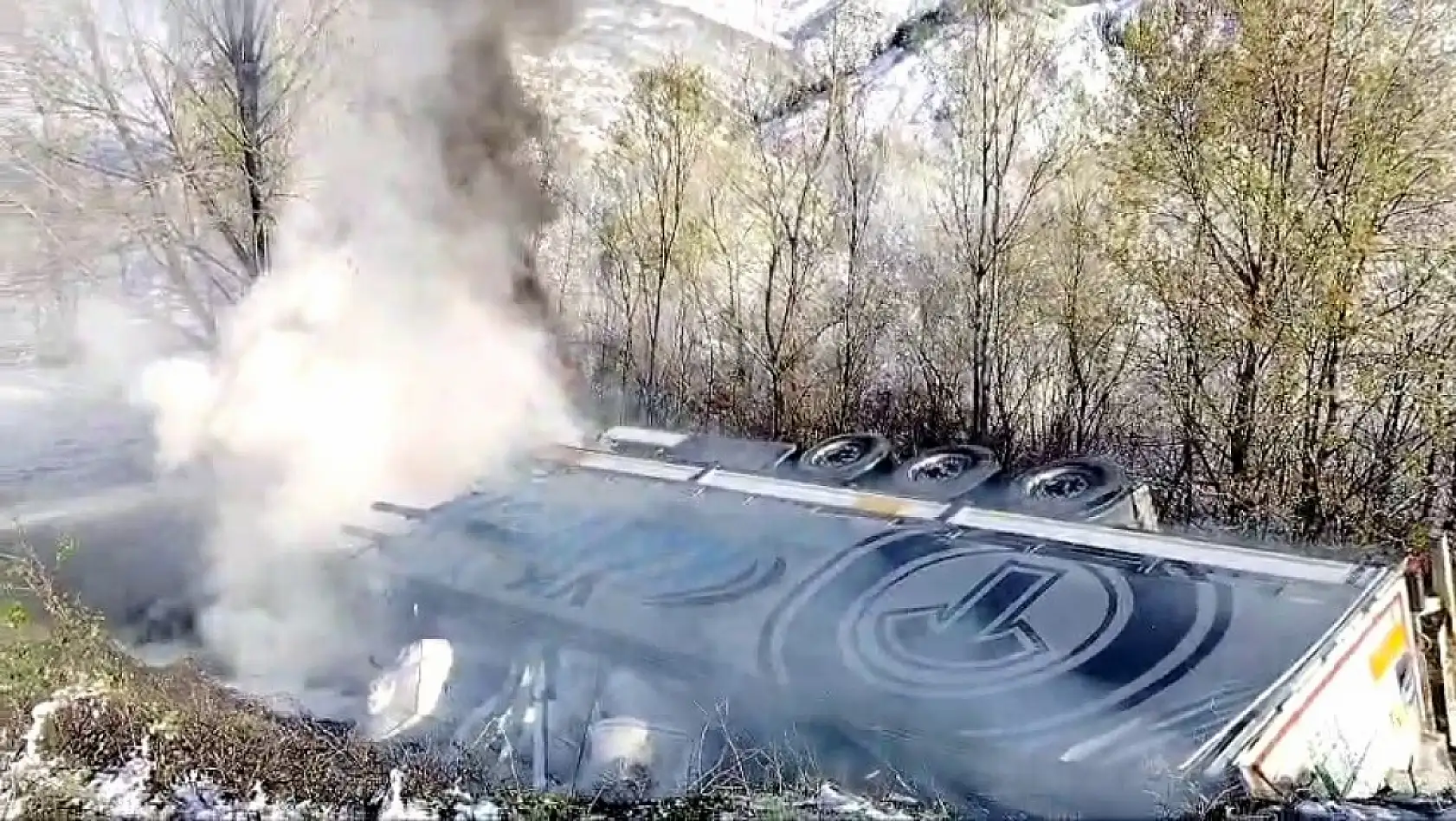 Kontrolden çıkıp devrilen tır alev aldı, sürücü hayatını kaybetti