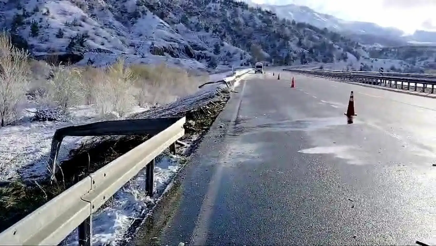 Kontrolden çıkıp devrilen tır alev aldı, sürücü hayatını kaybetti