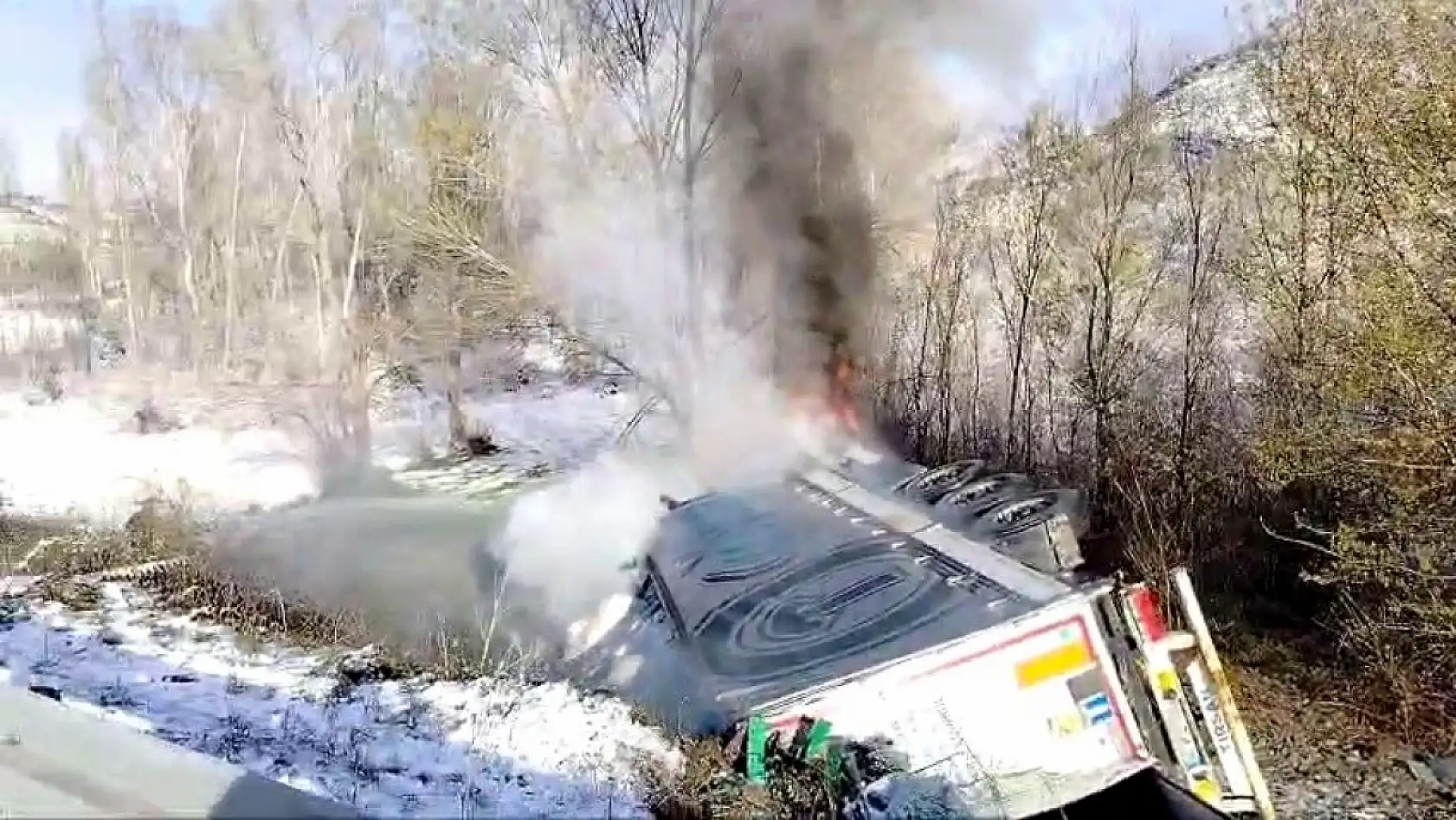 Kontrolden çıkıp devrilen tır alev aldı, sürücü hayatını kaybetti