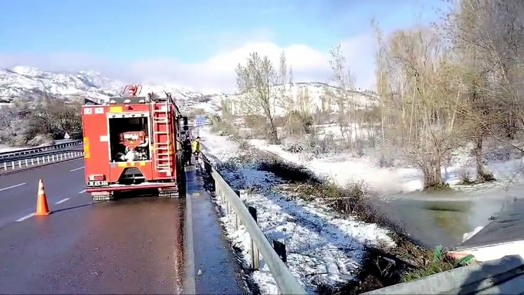 Kontrolden çıkıp devrilen tır alev aldı, sürücü hayatını kaybetti