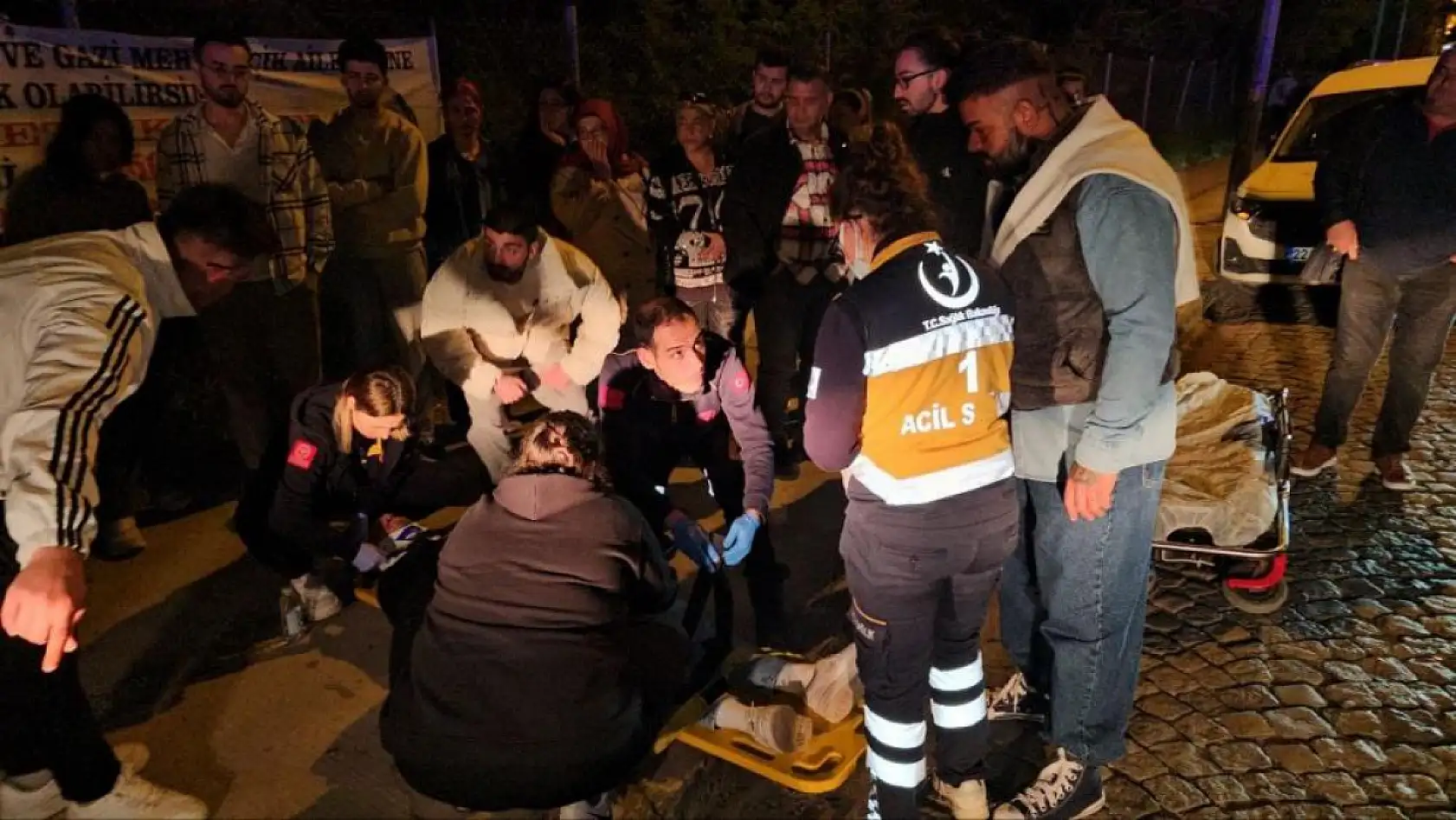 2 otomobil çarpıştı, ortalık savaş alanına döndü: 4 yaralı