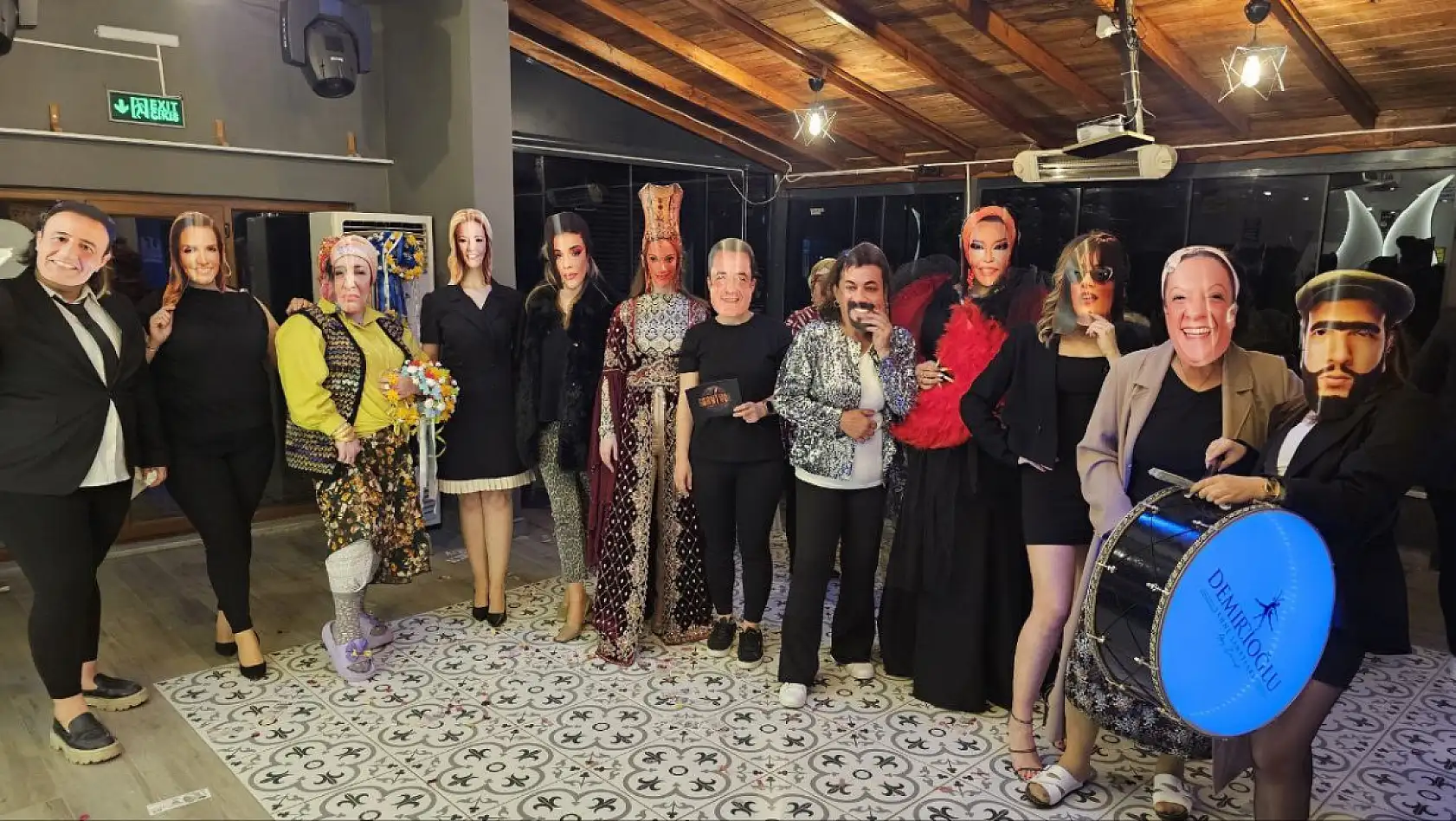 Maskeleri takıp sahneyi sallayan kadınlardan unutulmaz gece