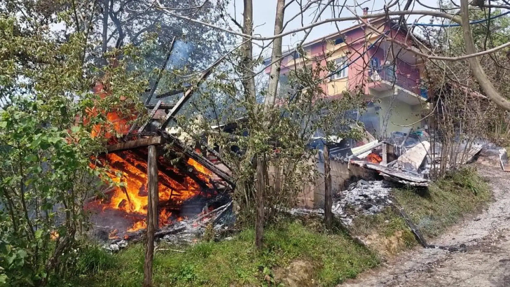 Marangoz atölyesinde yangın: Yaklaşık 400 bin liralık zarar meydana geldi