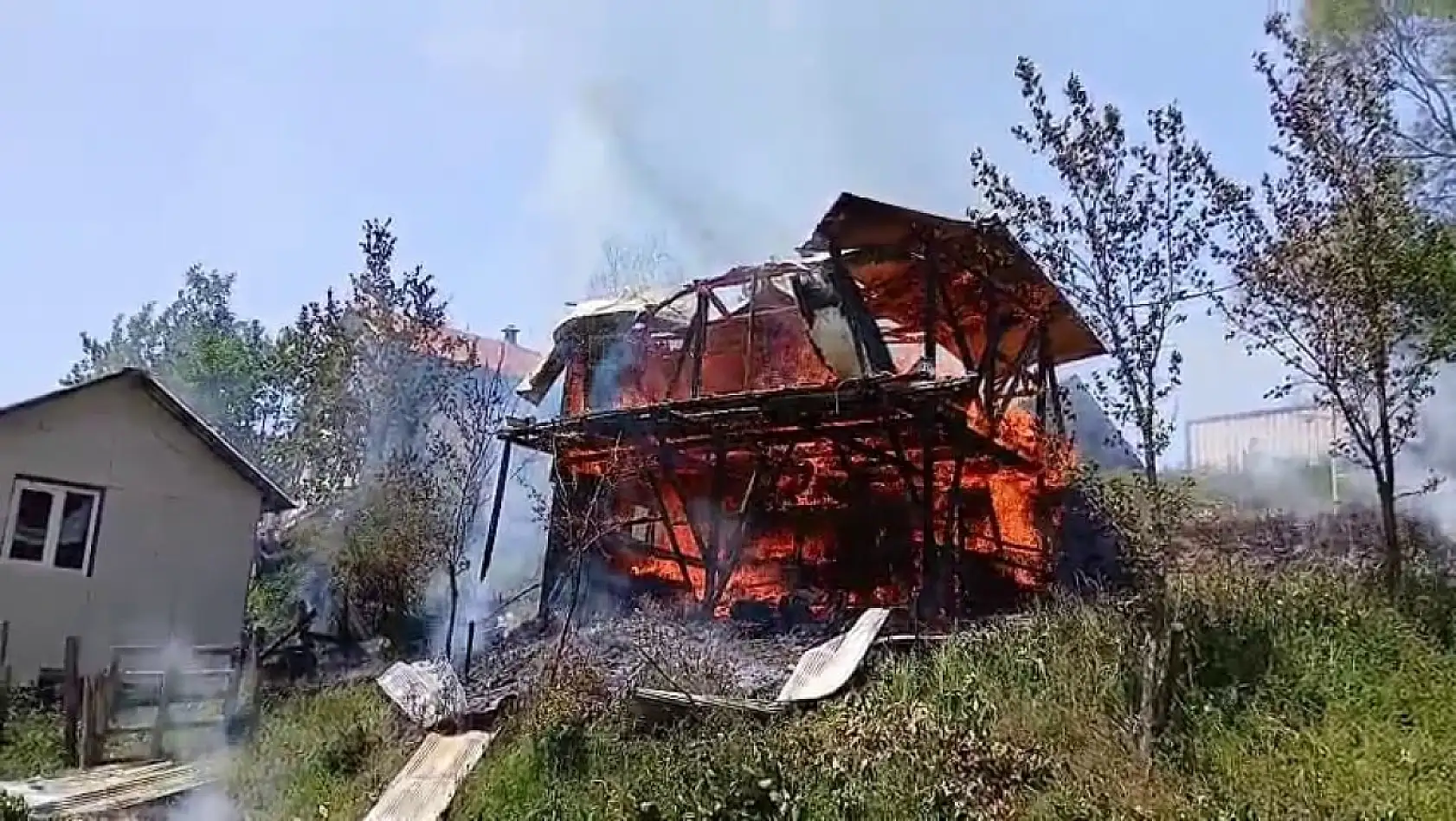 Yayla evi alev alev yandı