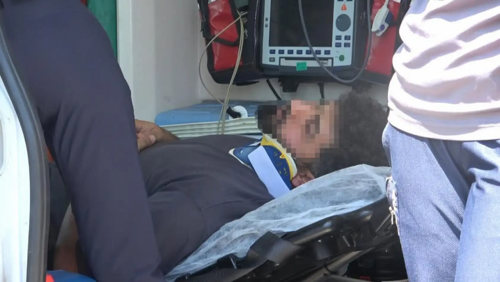 Ortalığı savaş alanına çevirdi: Önce 3 araca ardından sivil polis aracına çarptı: 2 polis yaralı