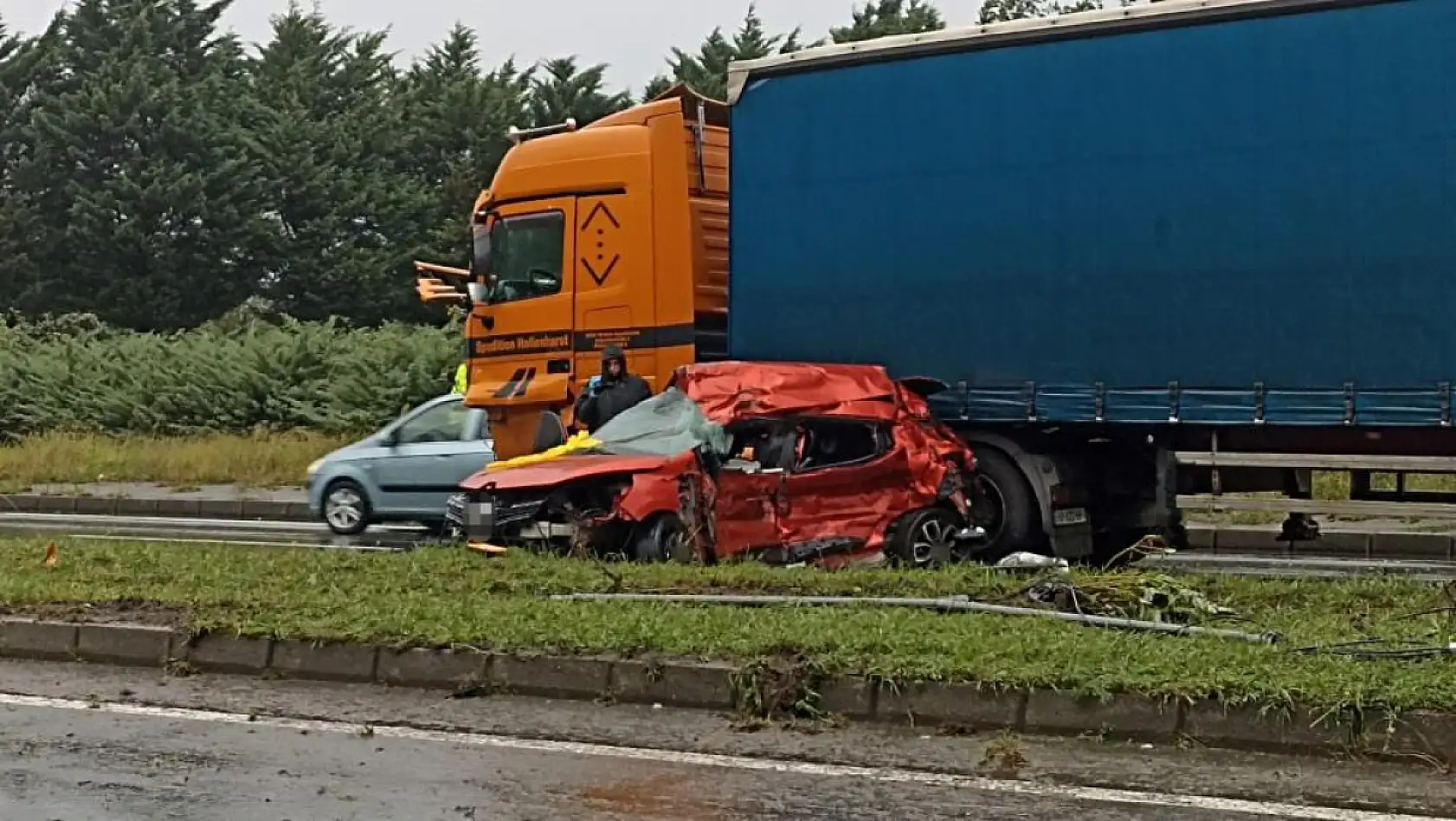 Feci kaza: Otomobil tırın dorsesine çarptı, 3 kişi hayatını kaybetti