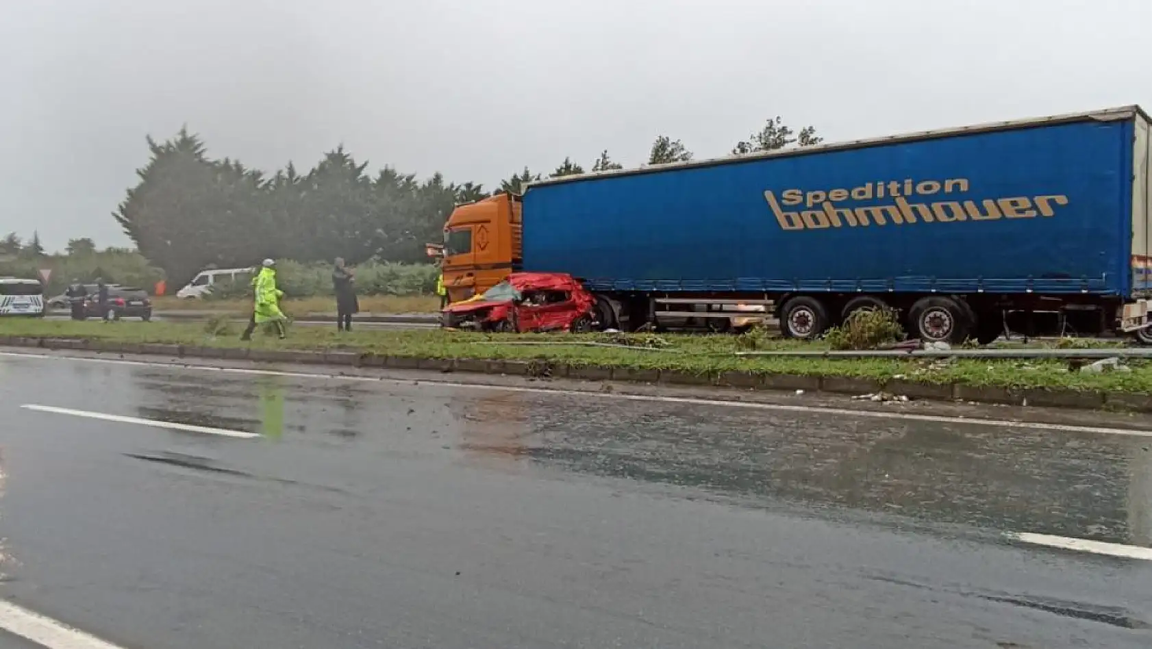 Feci kaza: Otomobil tırın dorsesine çarptı, 3 kişi hayatını kaybetti