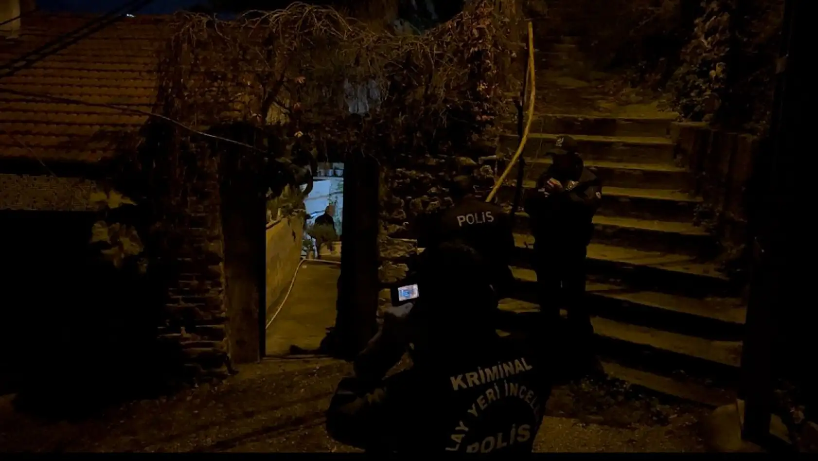 Bahçeye çıkan kadın cesetle karşılaştı