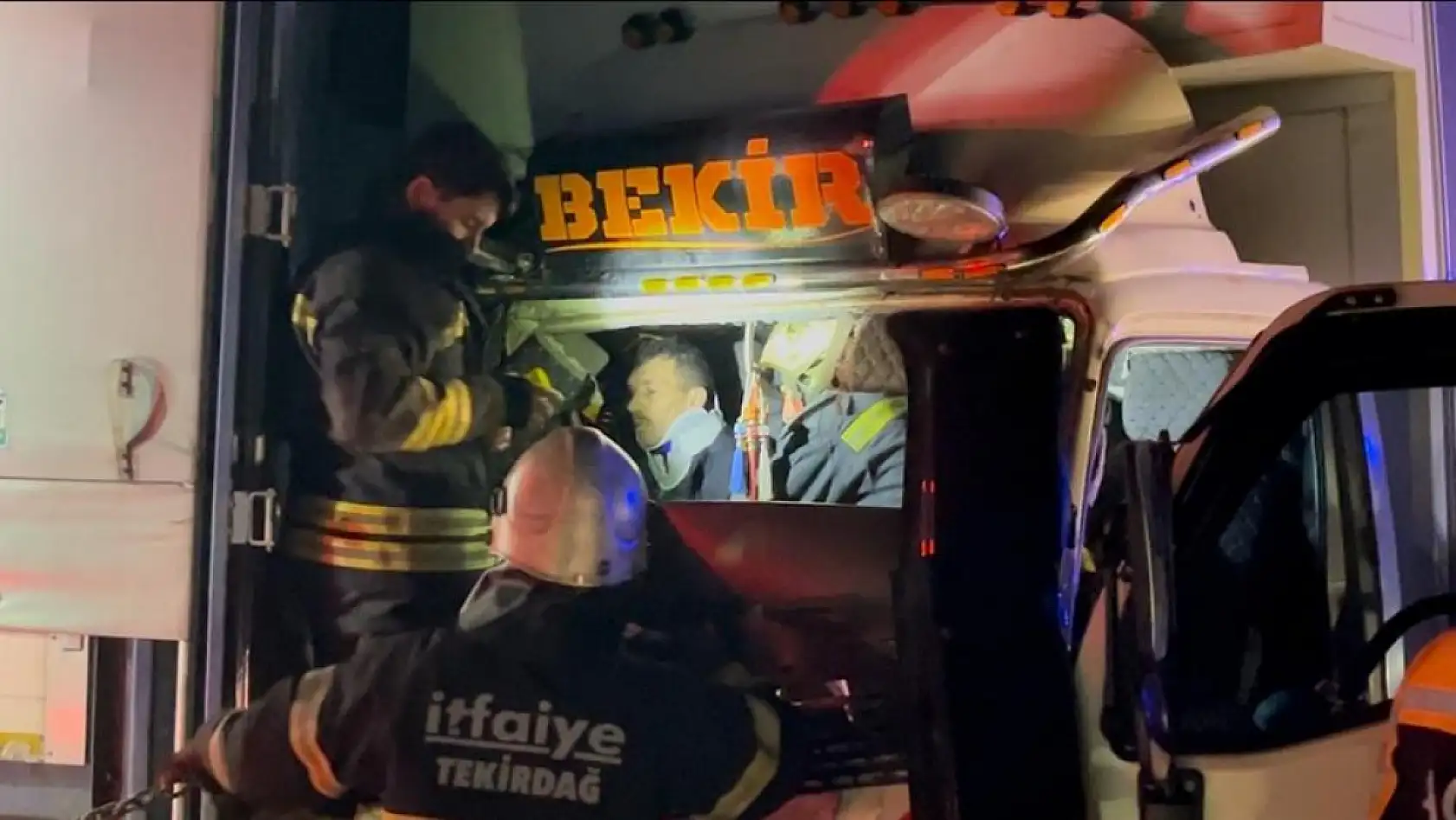 TEM Otoyolu'nda sıkışmalı zincirleme kaza: 4 yaralı