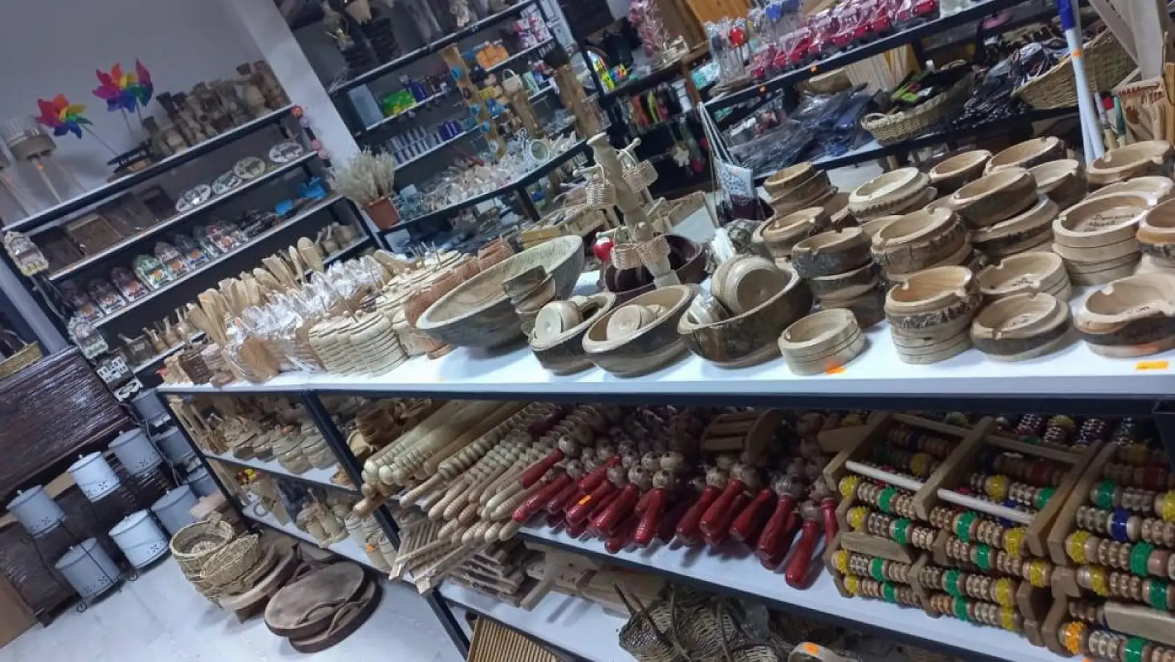 Çürümüş zeytin ağaçlarını sanat eserine dönüştürüyor