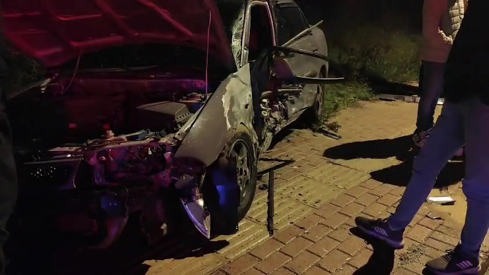 Direğe çarptı, hurdaya dönen araçtan yaralanmadan çıktı