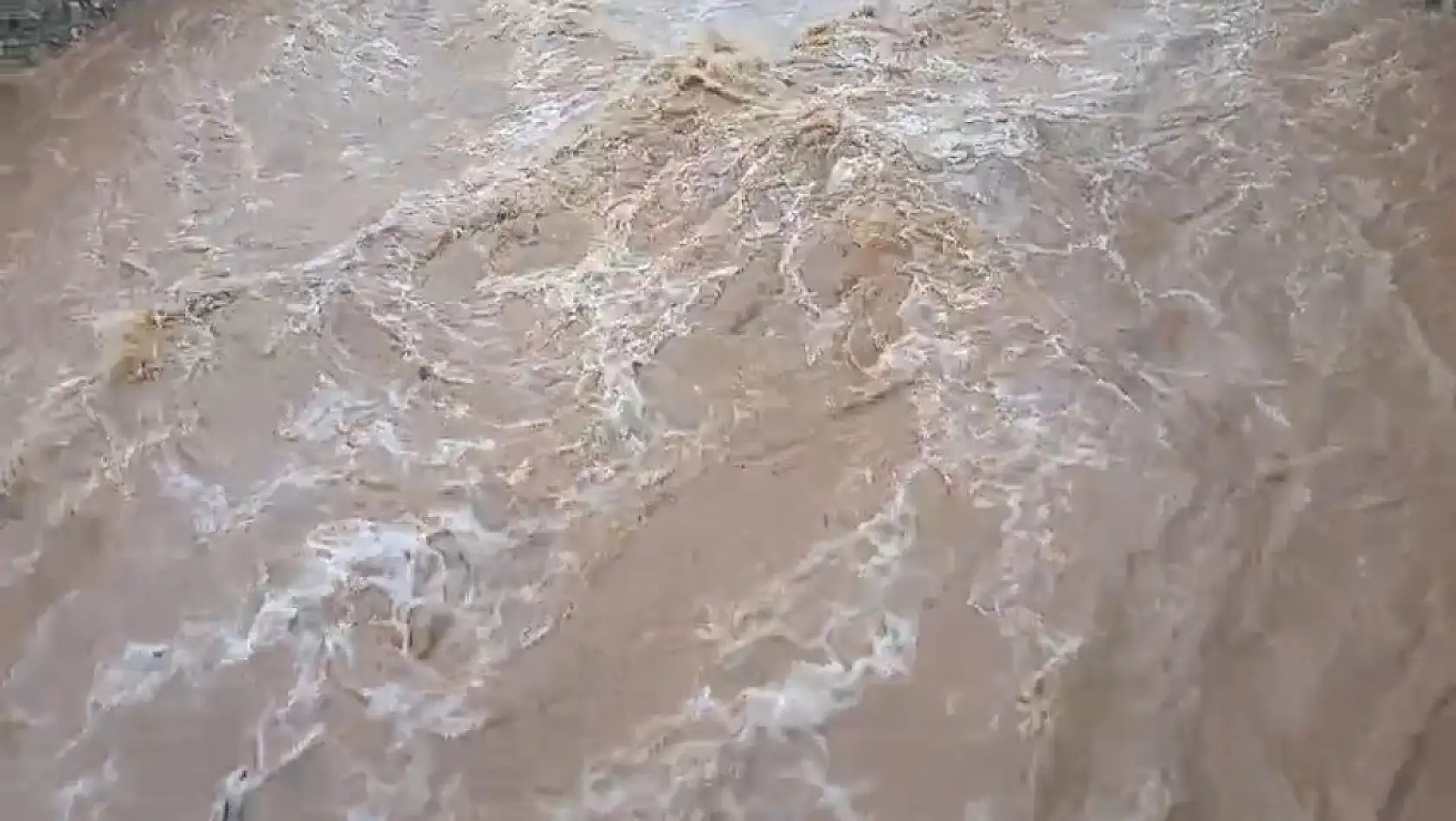 Şiddetli sağanak yağış sebebiyle Ula'da dere yatağında sel meydana geldi