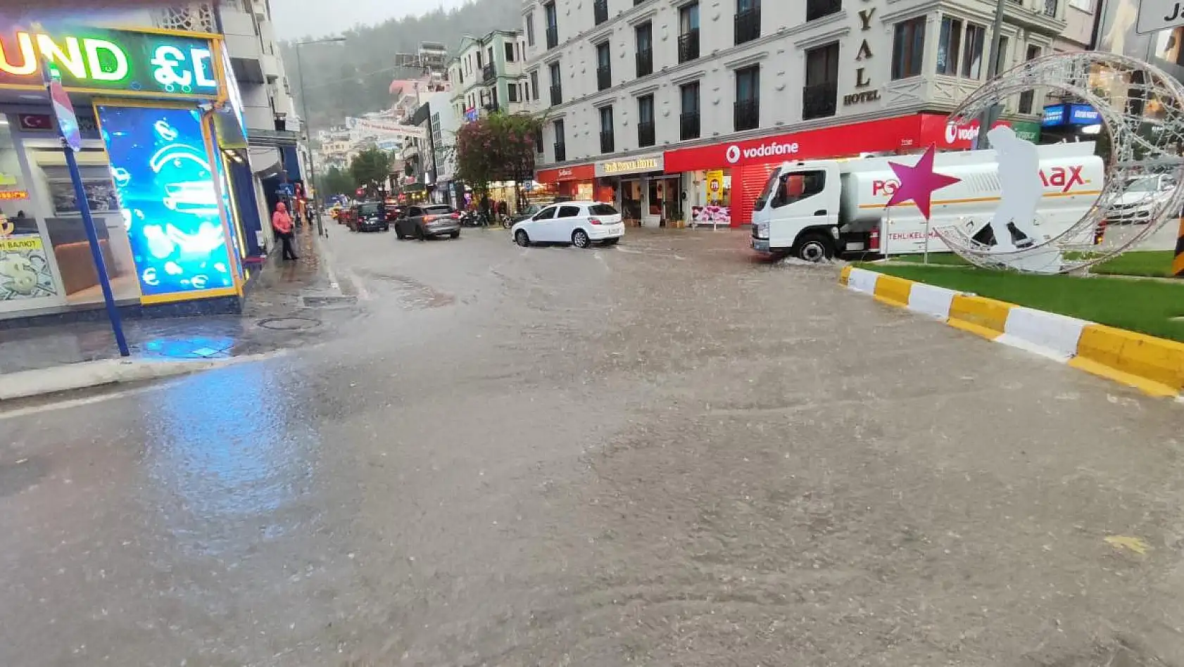 Fethiye'de Şiddetli Yağmur Hayatı Olumsuz Etkiledi