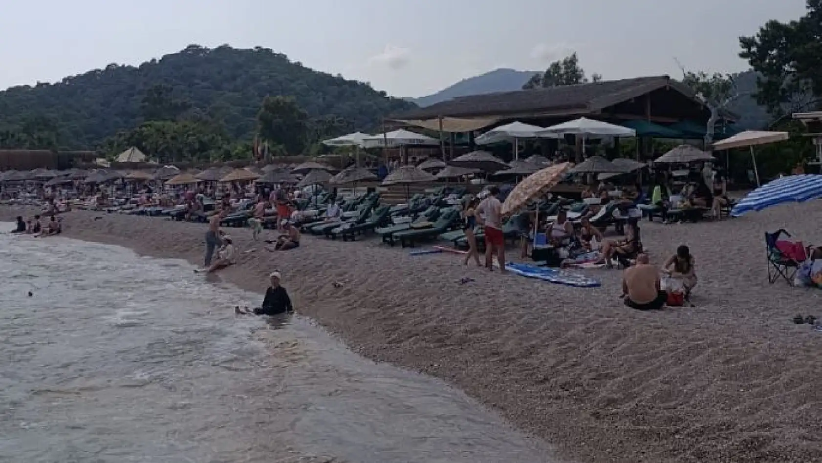 Fethiye'de Kumburnu Plajı'nda yerli ve yabancı turist yoğunluğu