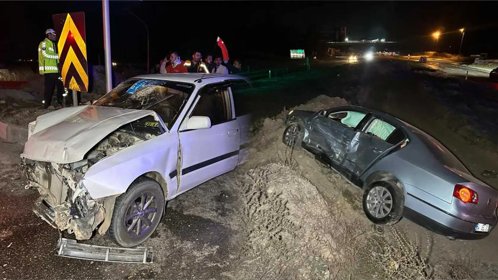 Kavşakta Feci Çarpışma! 1'i Bebek 10 Yaralı Hastaneye Kaldırıldı