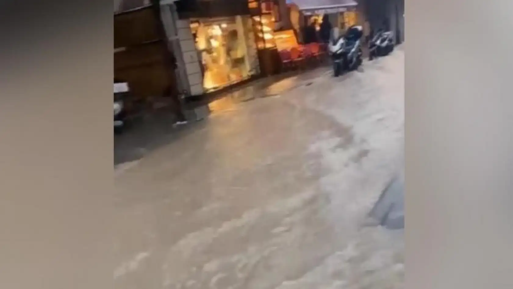 Ünlü tatil merkezi Çeşme'de caddeler göle döndü