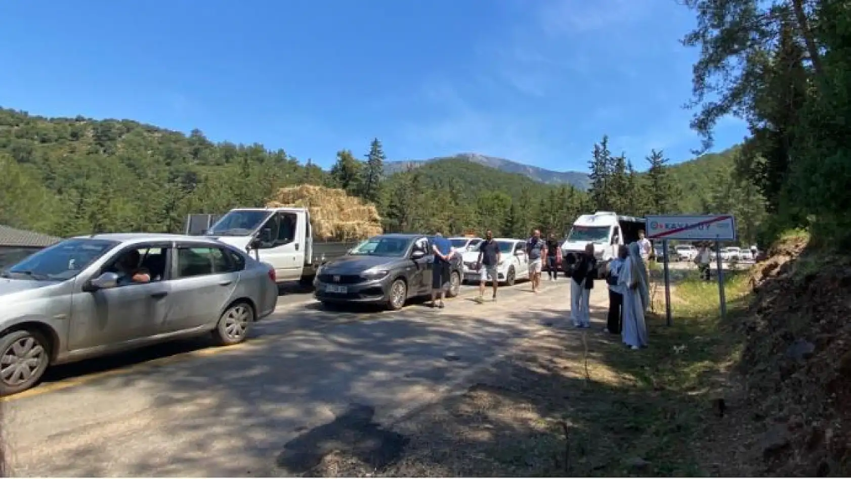 Fethiye'de yolcu otobüsü refüje düştü, trafik yoğunluğu oluştu
