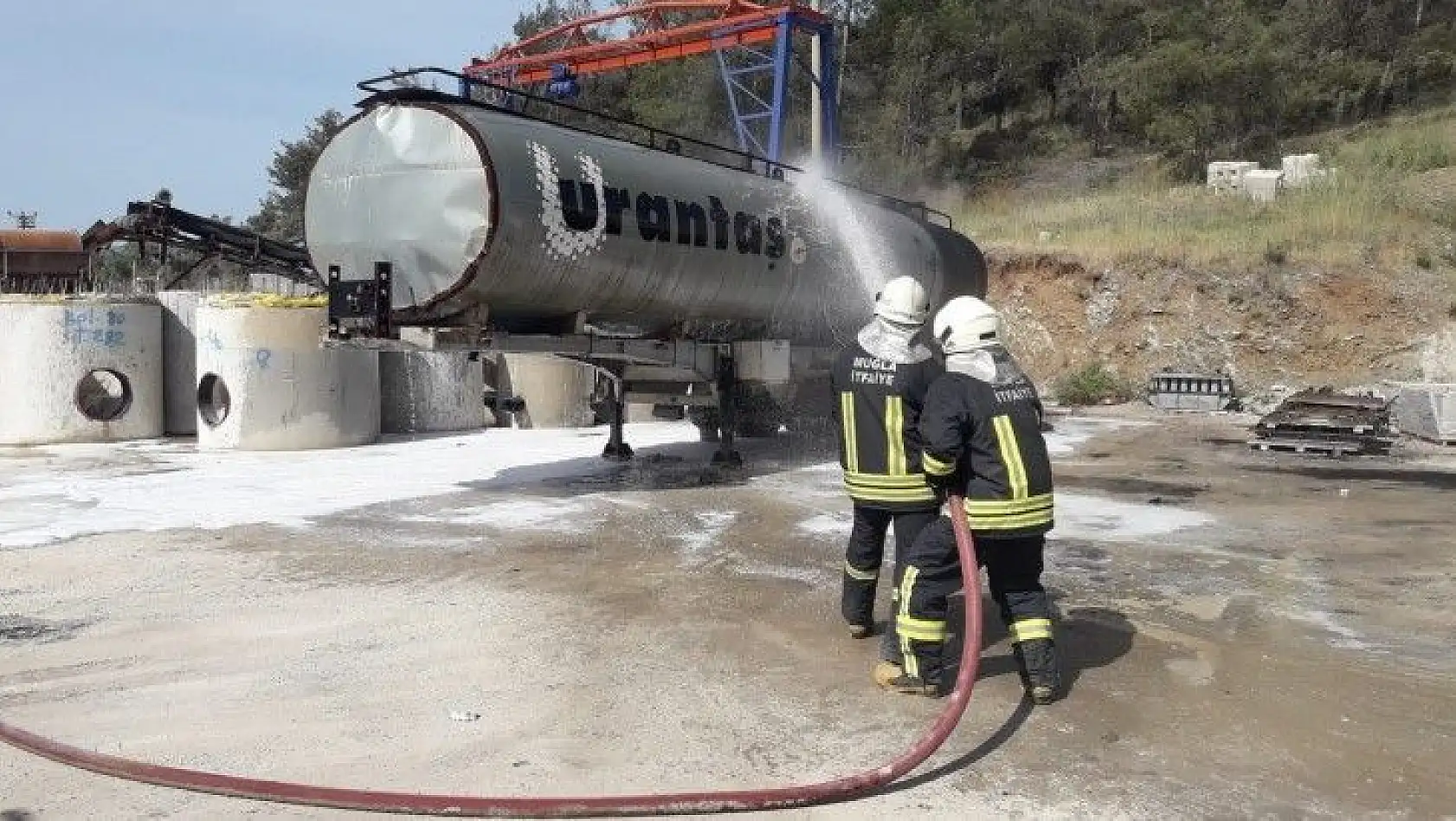 Asfalt tankeri bomba gibi patladı