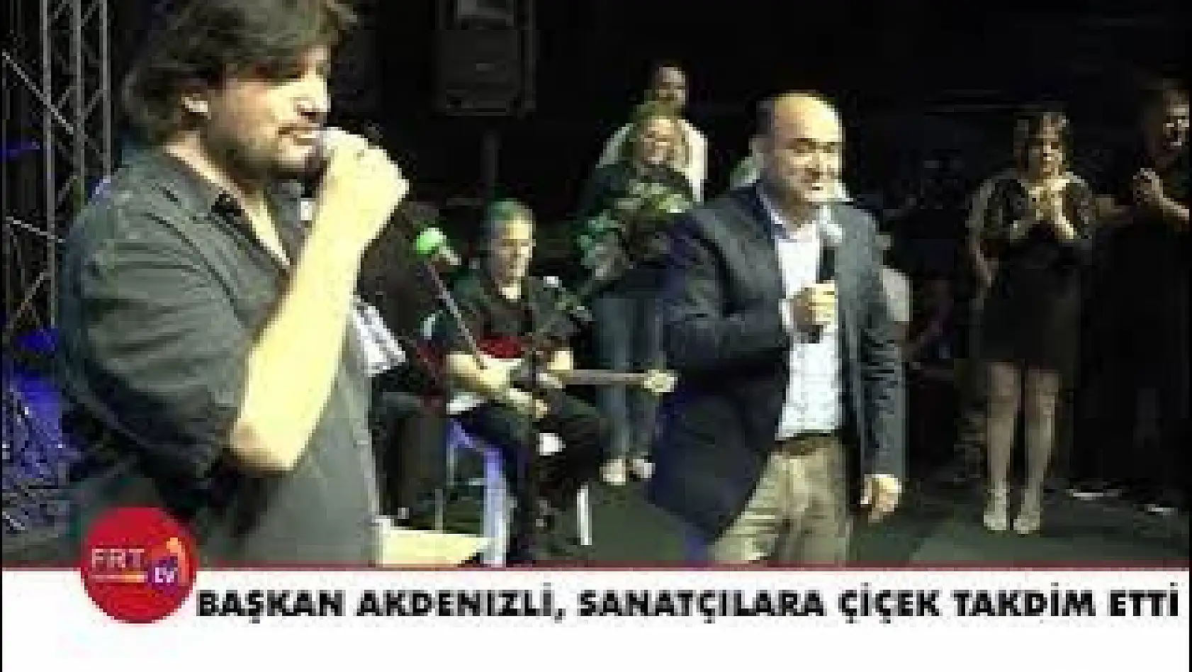 Başkan Akdenizli, Sanatçılara Çiçek Takdim Etti