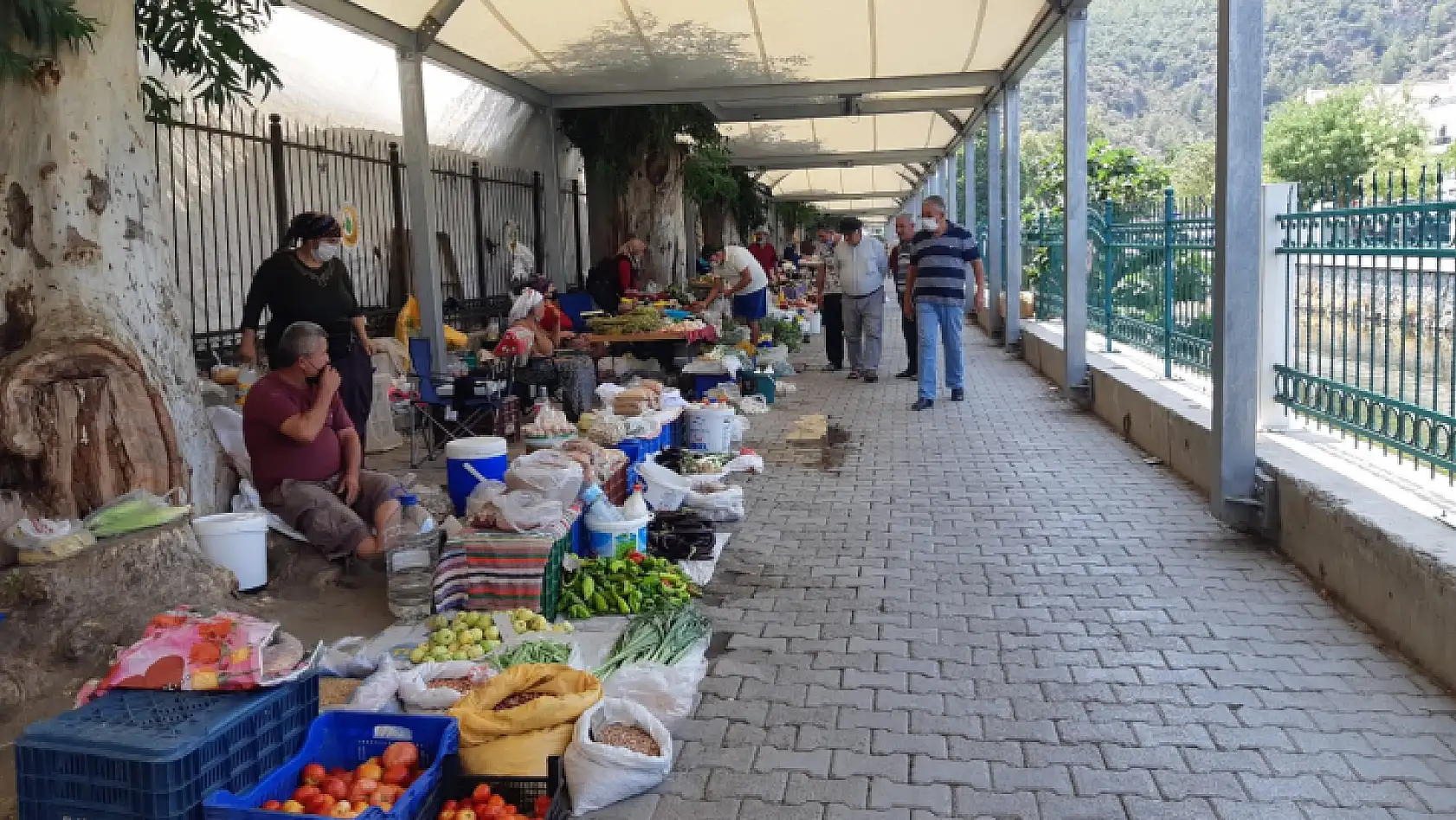 Bayram sonu kurulan üretici pazarı sakindi