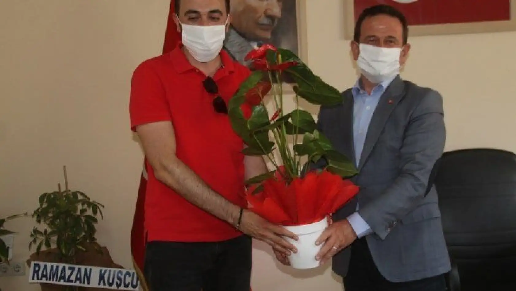BEŞİKTAŞ TARAFTARLARINDAN AK PARTİLİ ÖZTÜRK'E NEZAKET ZİYARET