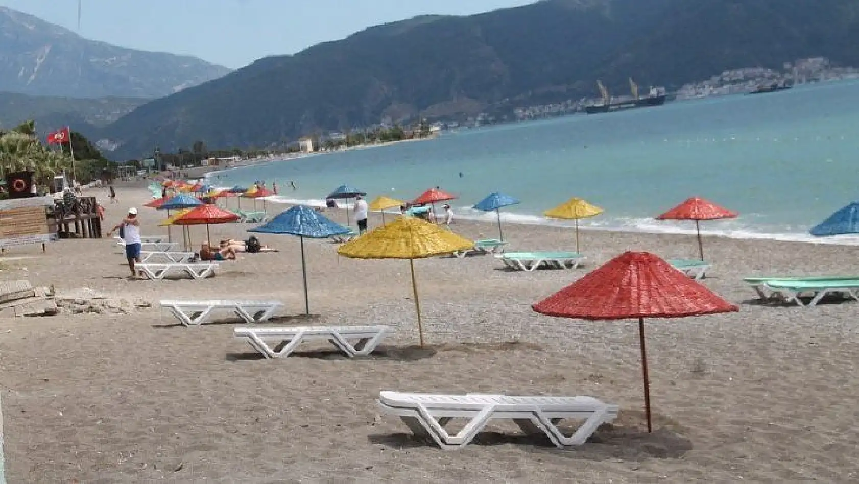 Çalış Plajında Sosyal Mesafeli Düzenleme