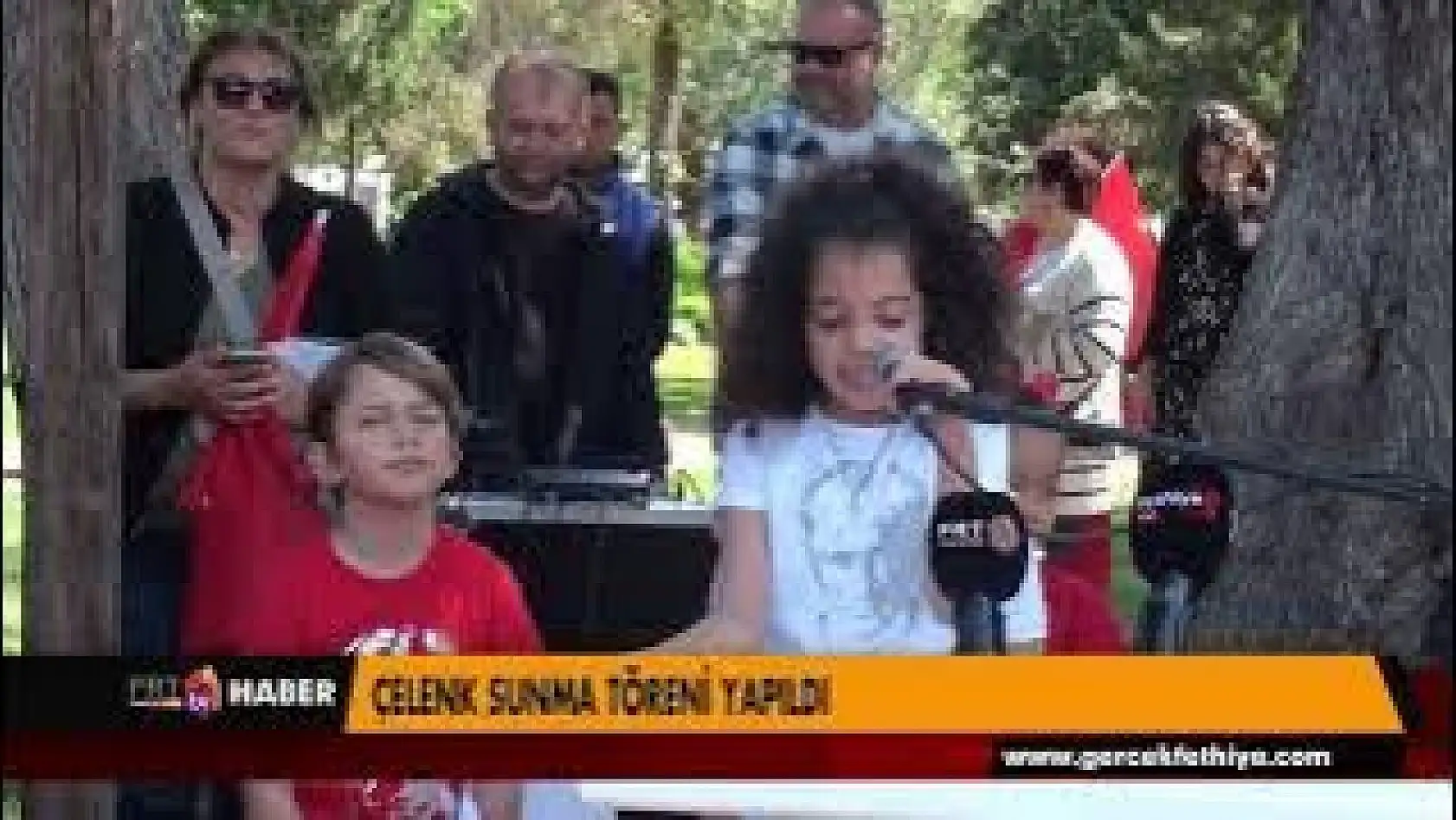 Çelenk sunma töreni yapıldı