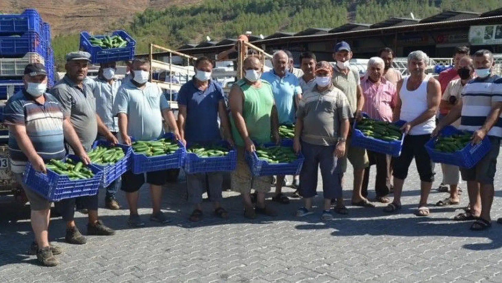 ÇİFTÇİLER İSYANDA SALATALIK BAŞKA ŞEHİRDE 2.50, FETHİYE'DE 80 KURUŞ