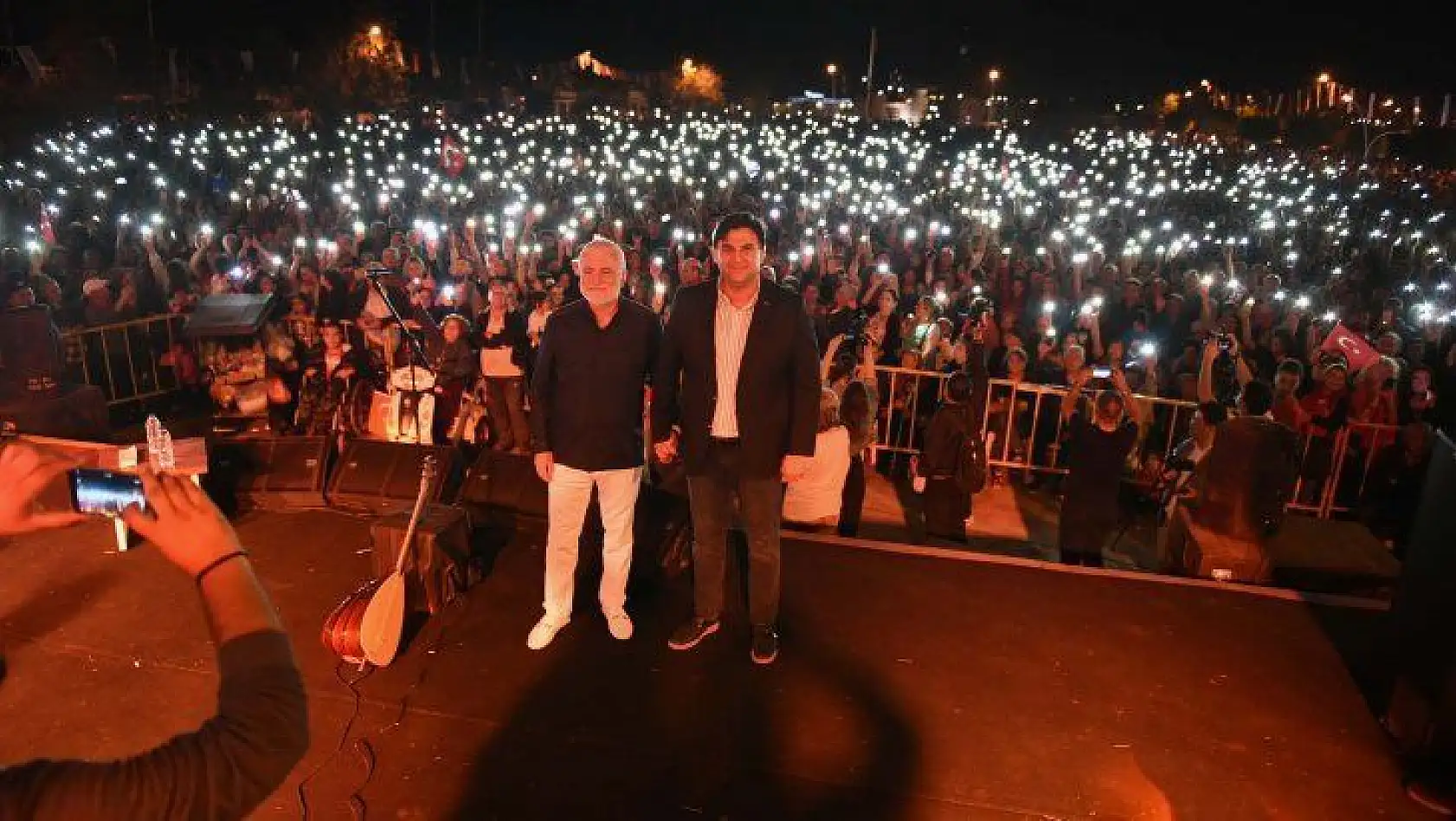 Cumhuriyet Konserinde Onur Akın Rüzgarı