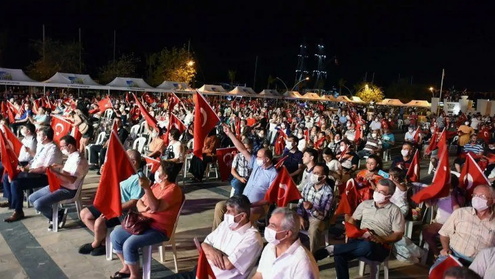 DEMOKRASİ NÖBETİ SABAHA KADAR SÜRDÜ