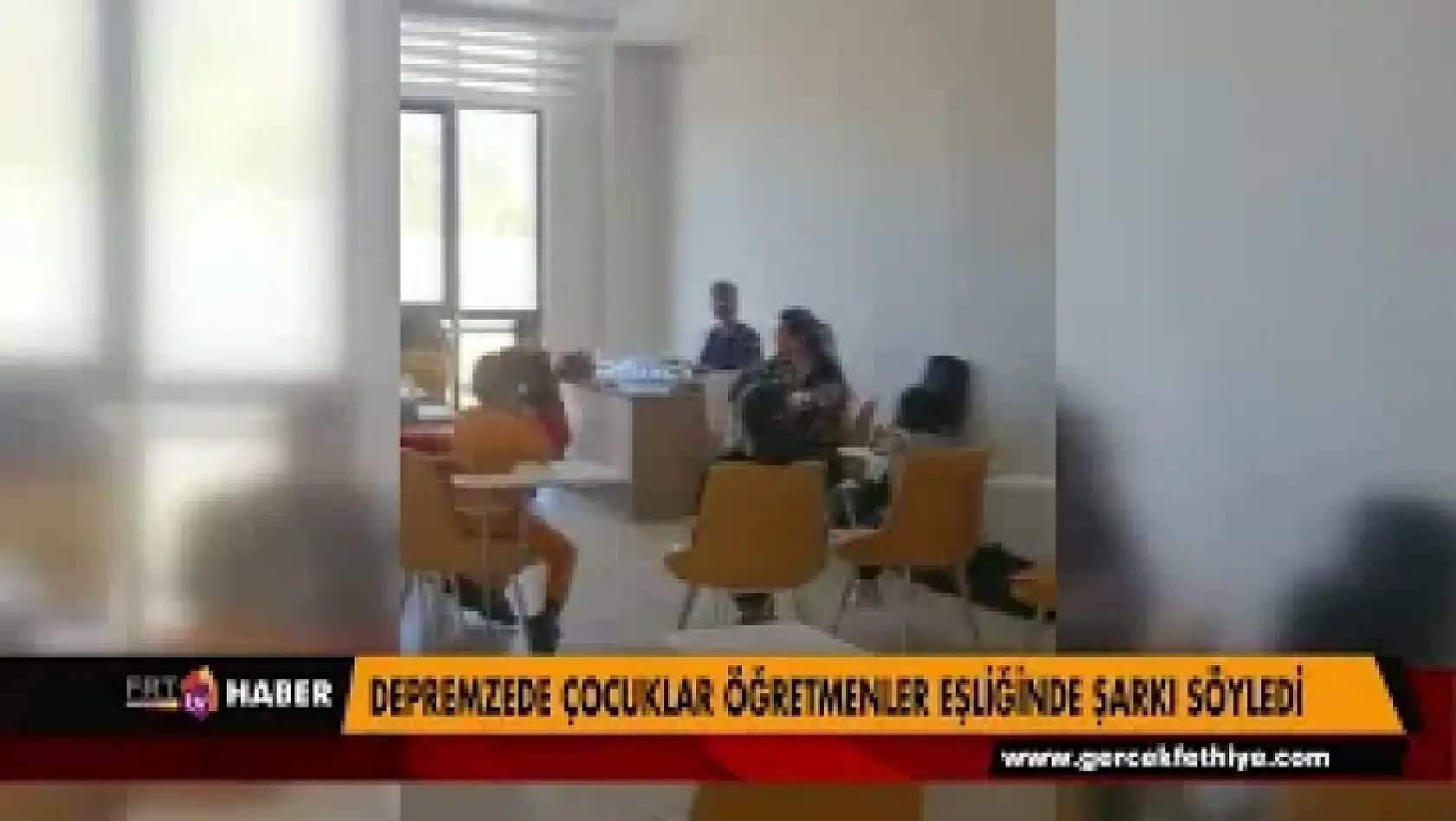 DEPREMZEDE ÇOCUKLAR ÖĞRETMENLER EŞLİĞİNDE ŞARKI SÖYLEDİ