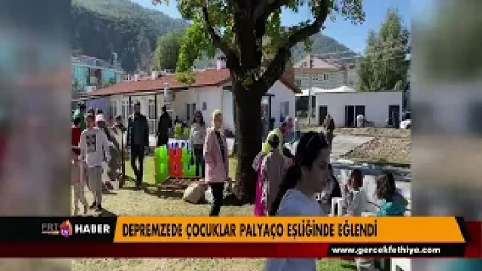 DEPREMZEDE ÇOCUKLAR PALYAÇO EŞLİĞİNDE EĞLENDİ