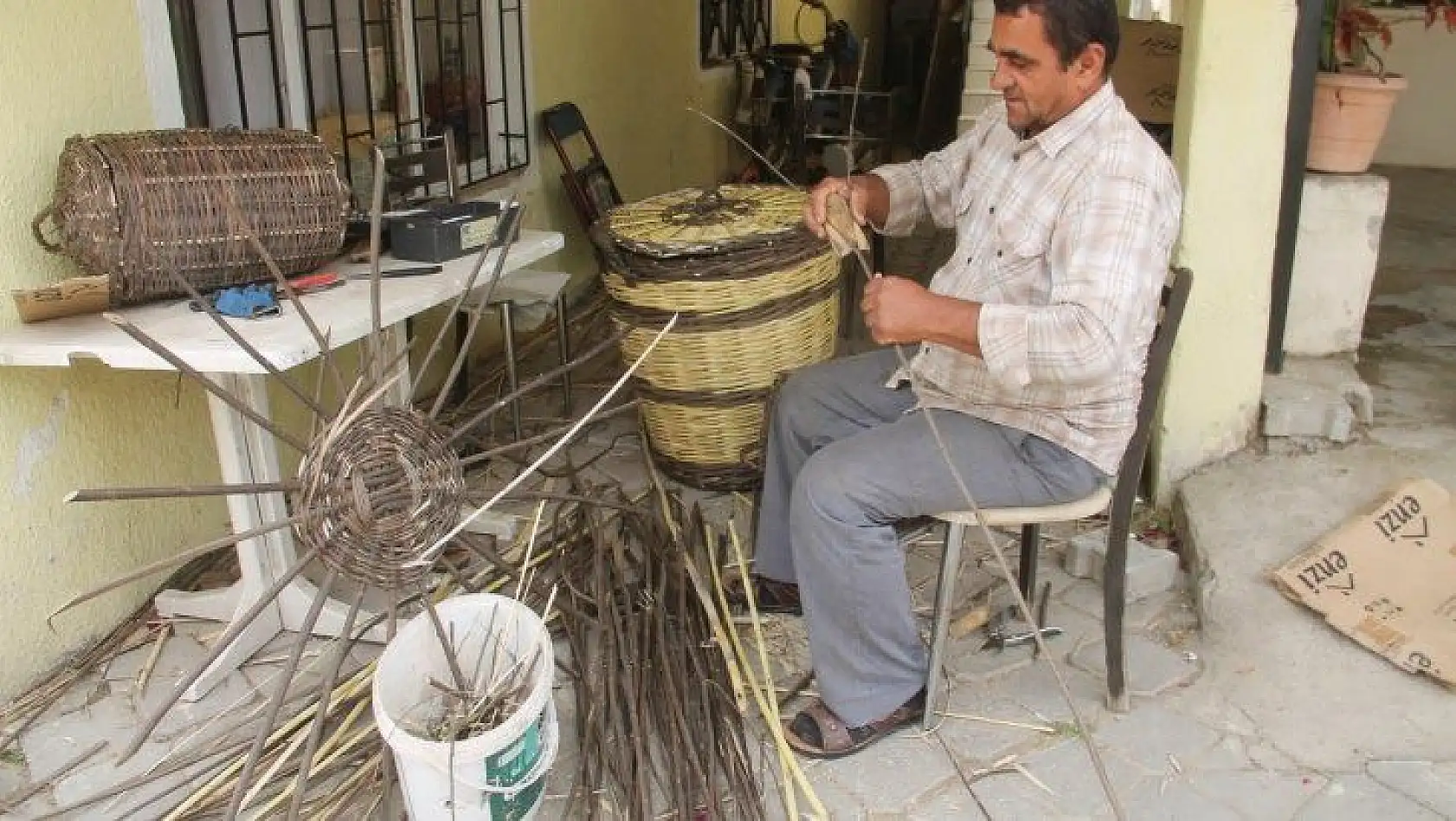 EKMEĞİNİ SEPETTEN ÇIKARIYOR