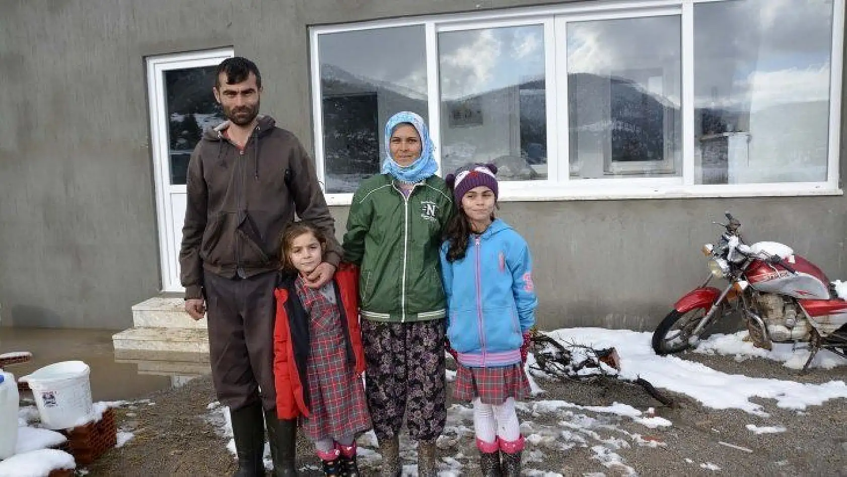 Elektrik suyu olmayan evde yaşam mücadelesi