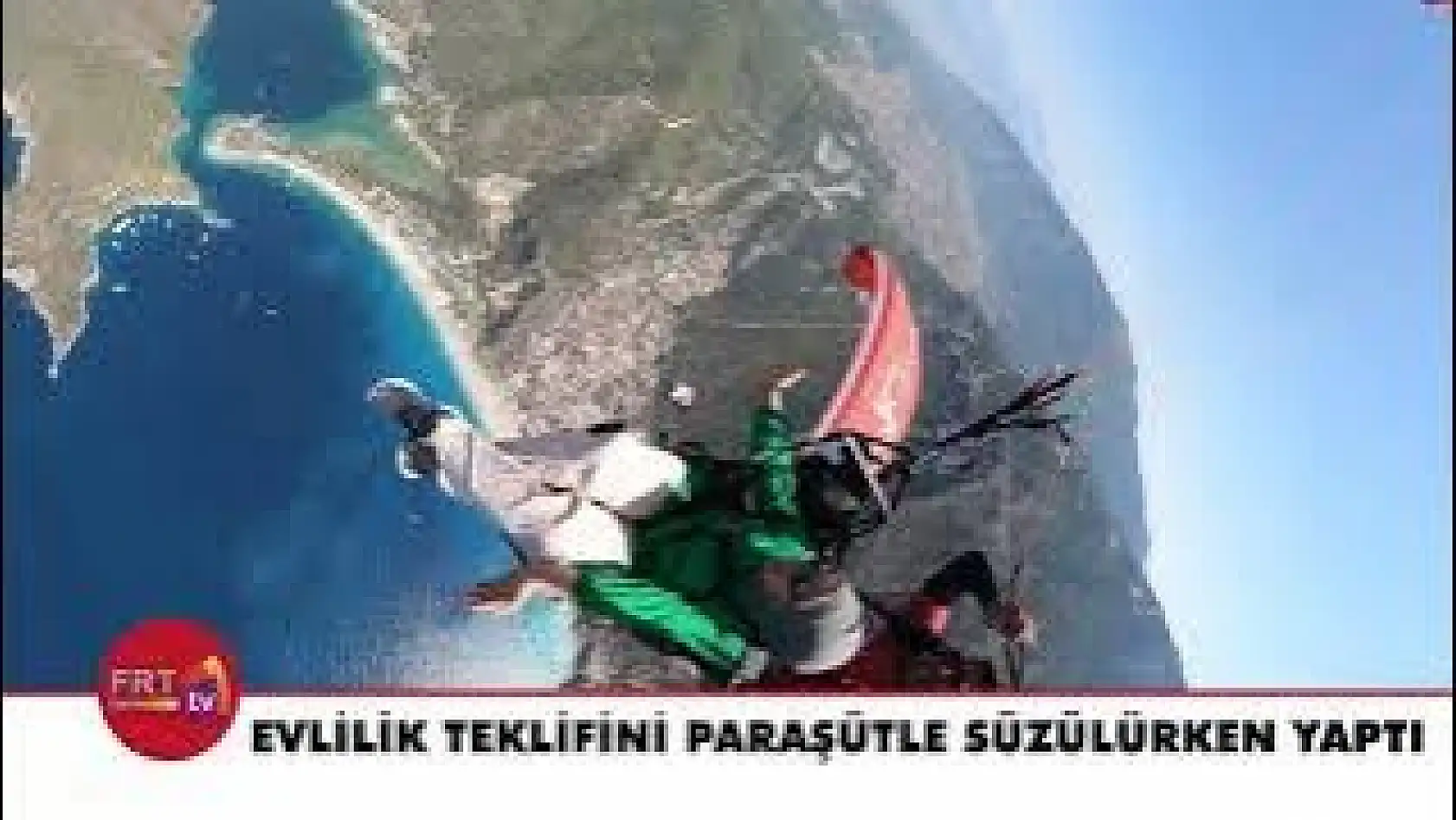 Evlilik teklifini paraşütle süzülürken yaptı