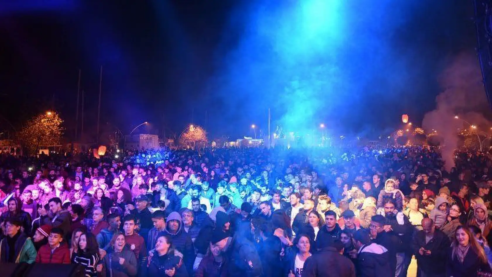 Fethiye, yeni yıla Erik Dalı oynayarak girdi