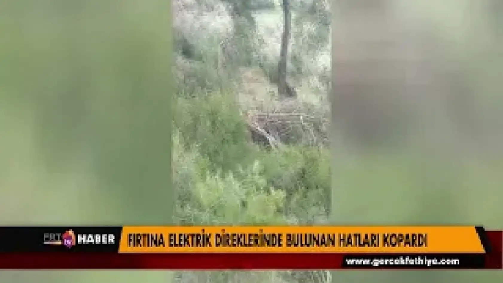 FIRTINA ELEKTRİK DİREKLERİNDE BULUNAN HATLARI KOPARDI