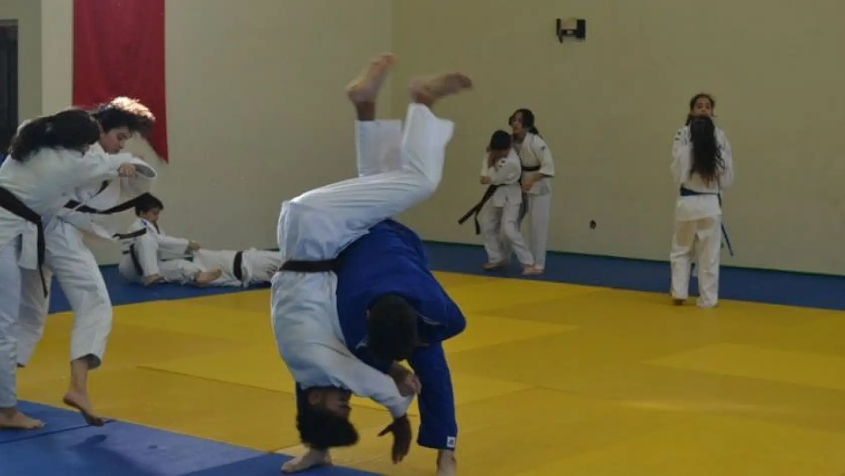 Gençler judo maçları yaptı