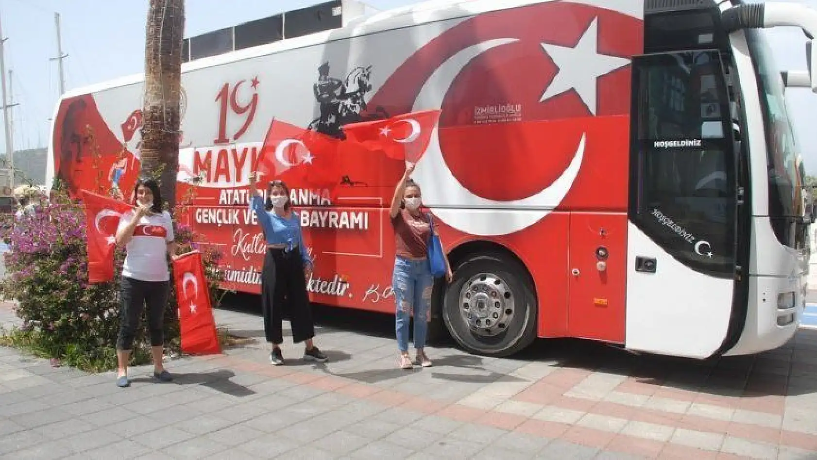 Gençlik Otobüsü Coşkuyla Karşılandı