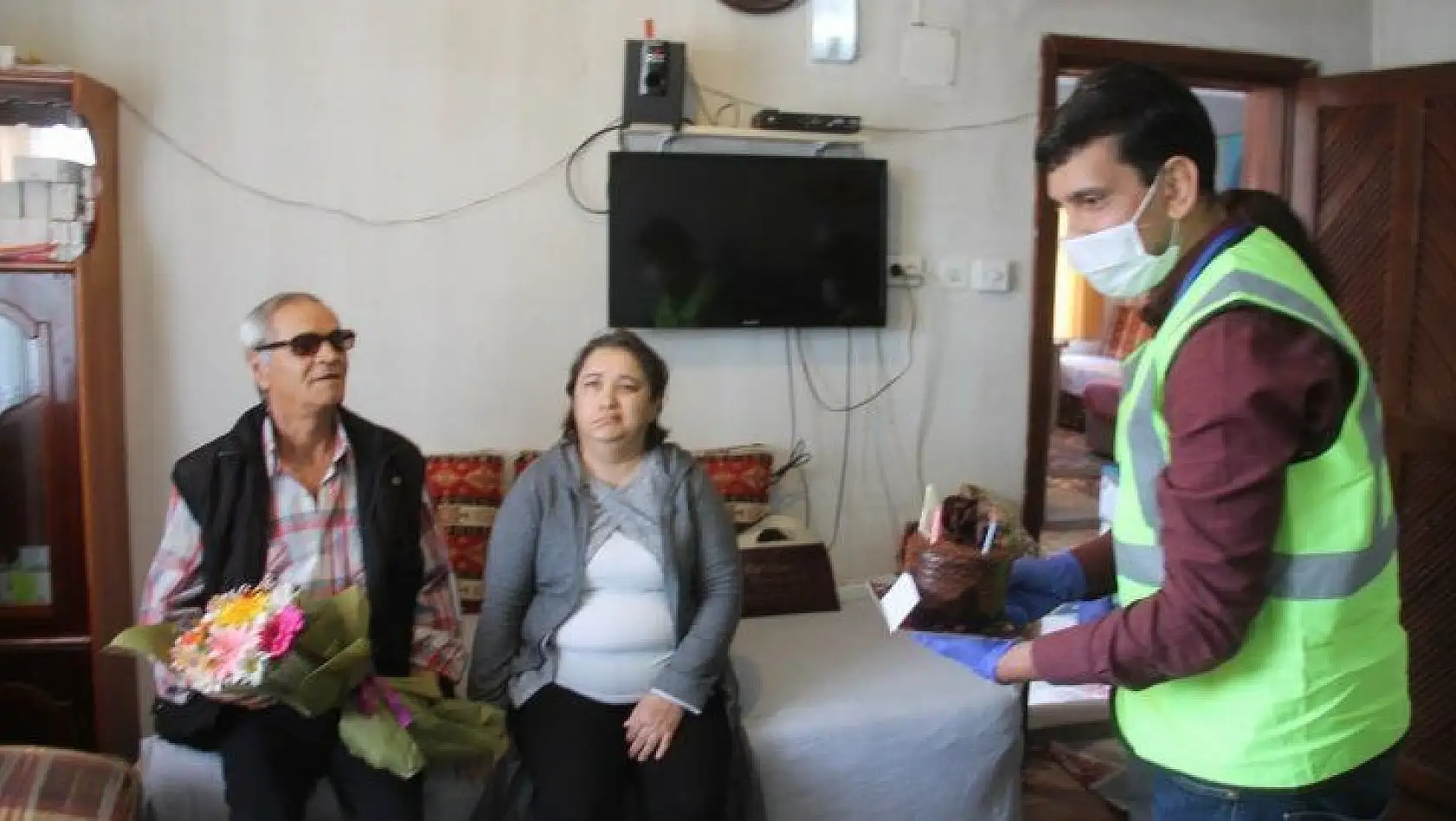 Görme engelli kadından nişanlısına sürpriz doğum günü