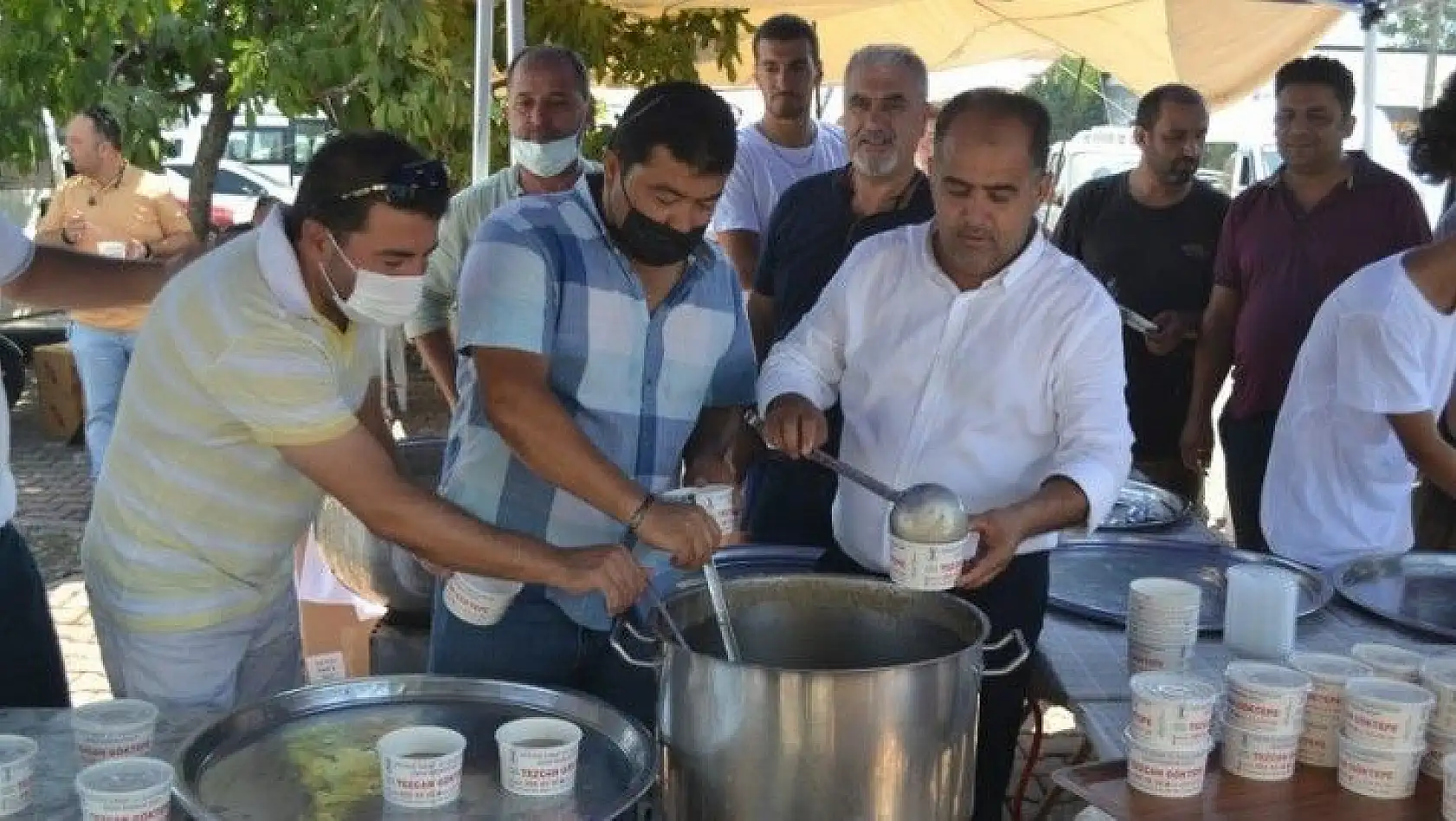 İksirci Tezcan'dan aşure etkinliği