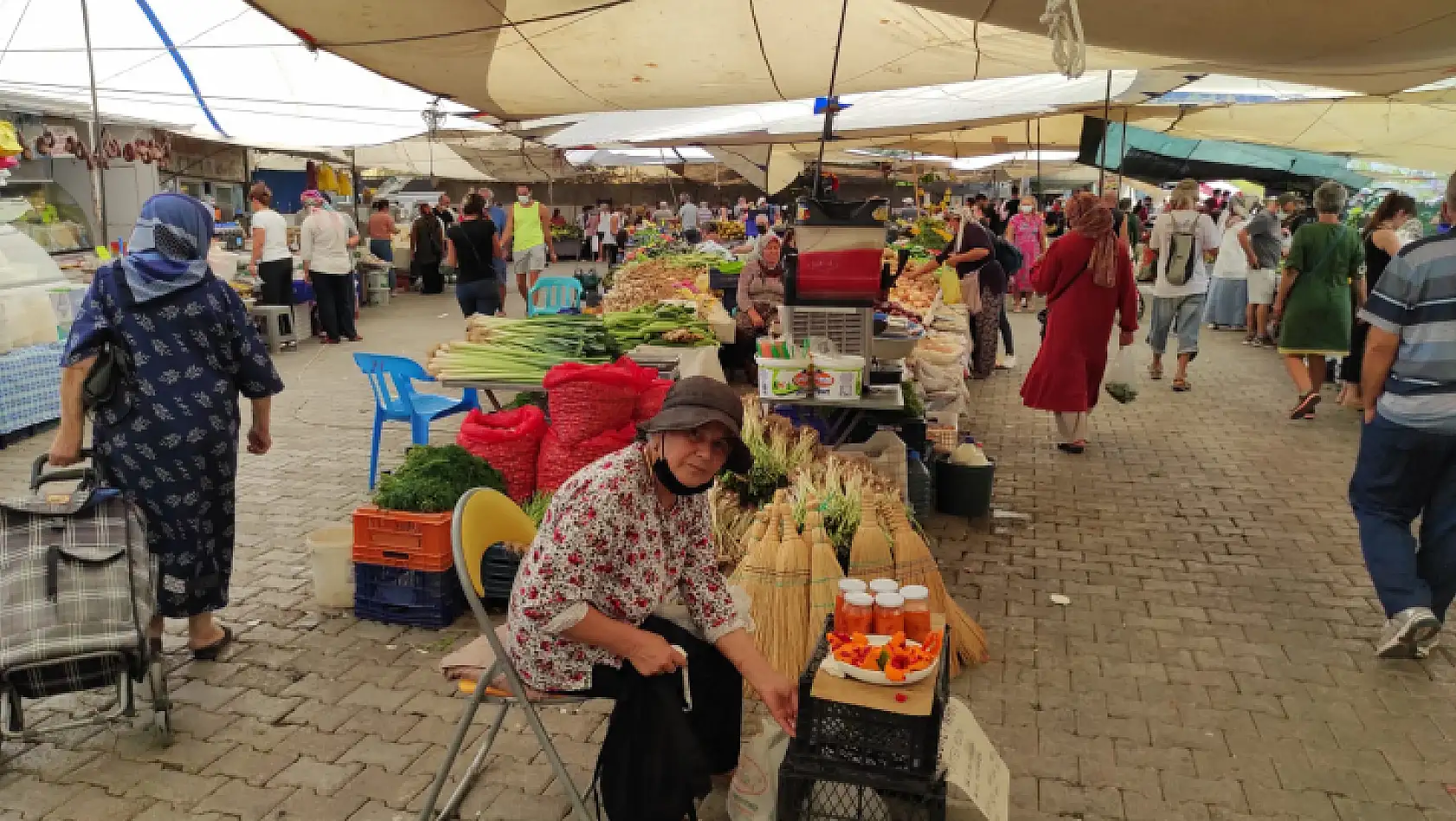 İngiliz turistler salı pazarını şenlendirmeye başladı