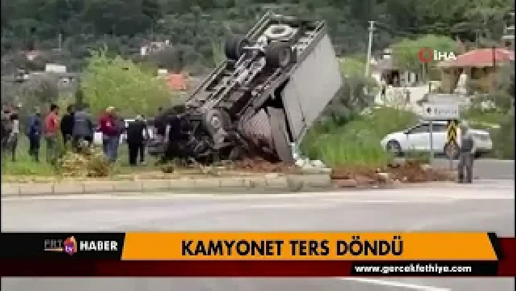 Kamyonet ters döndü