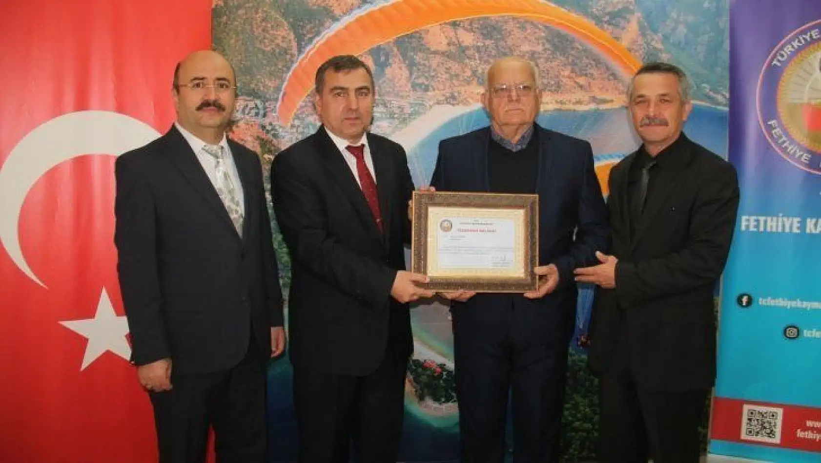 Kaymakam Şahiner'den Hayırsever Vatandaşa Plaket