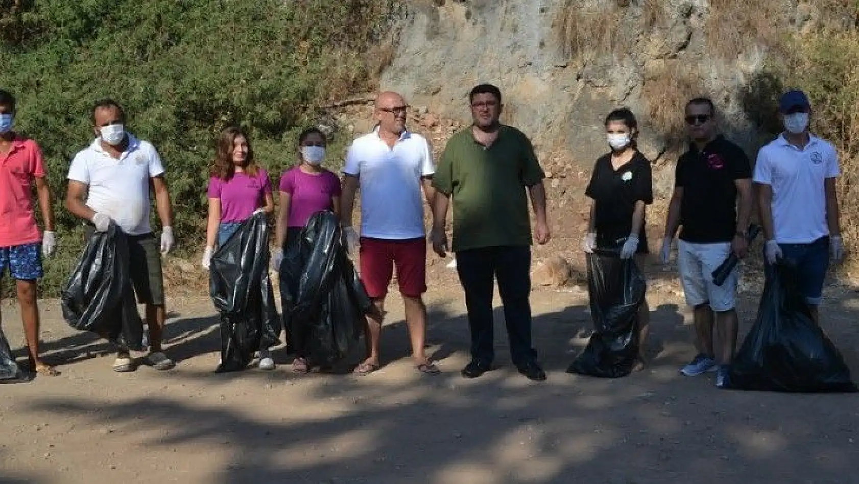 Ölüdeniz'de bayram sonu çevre temizliği yapıldı