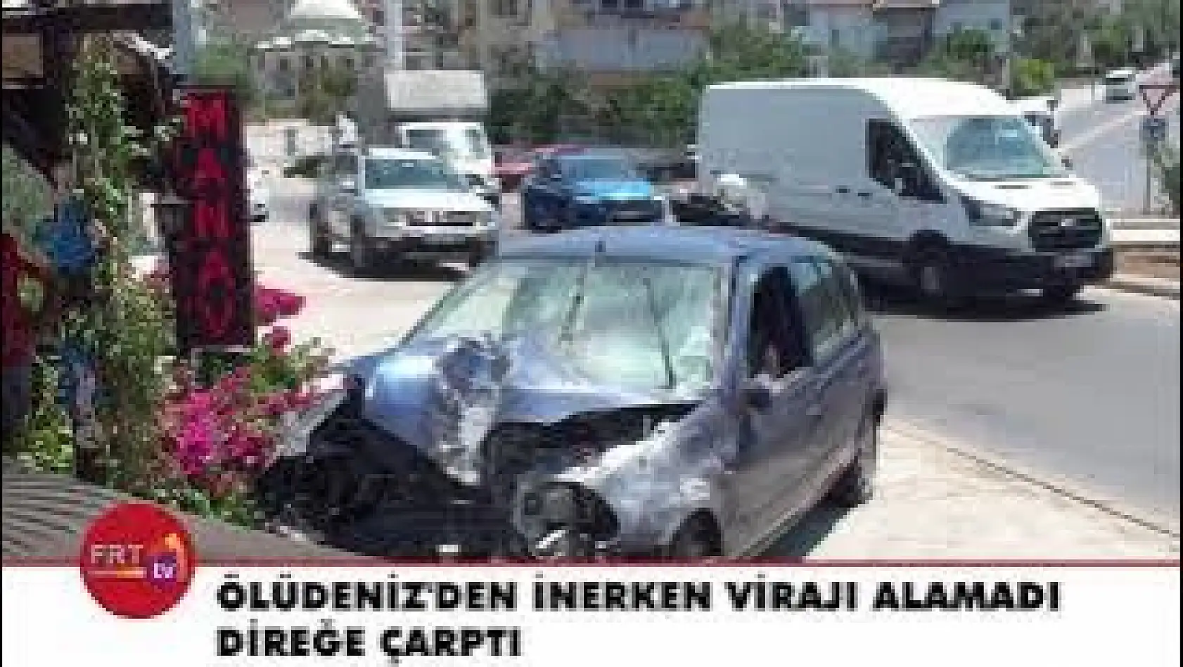 Ölüdeniz'den inerken virajı alamadı direğe çarptı