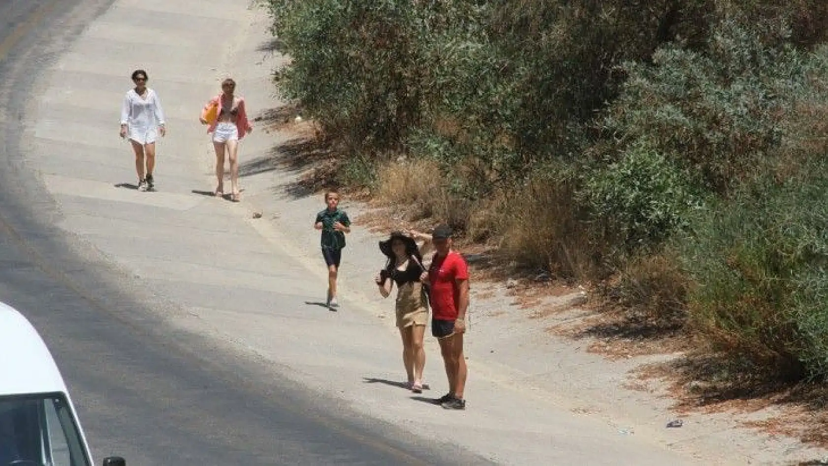 Ölüdeniz'e ulaşmak için kilometrelerce yürüdüler