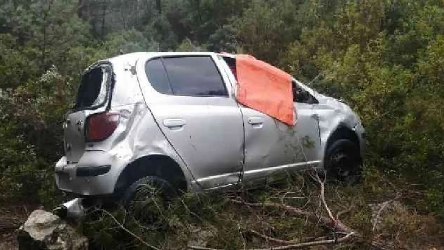 Şarampole devrilen otomobildeki 3 sağlık çalışanı yaralandı