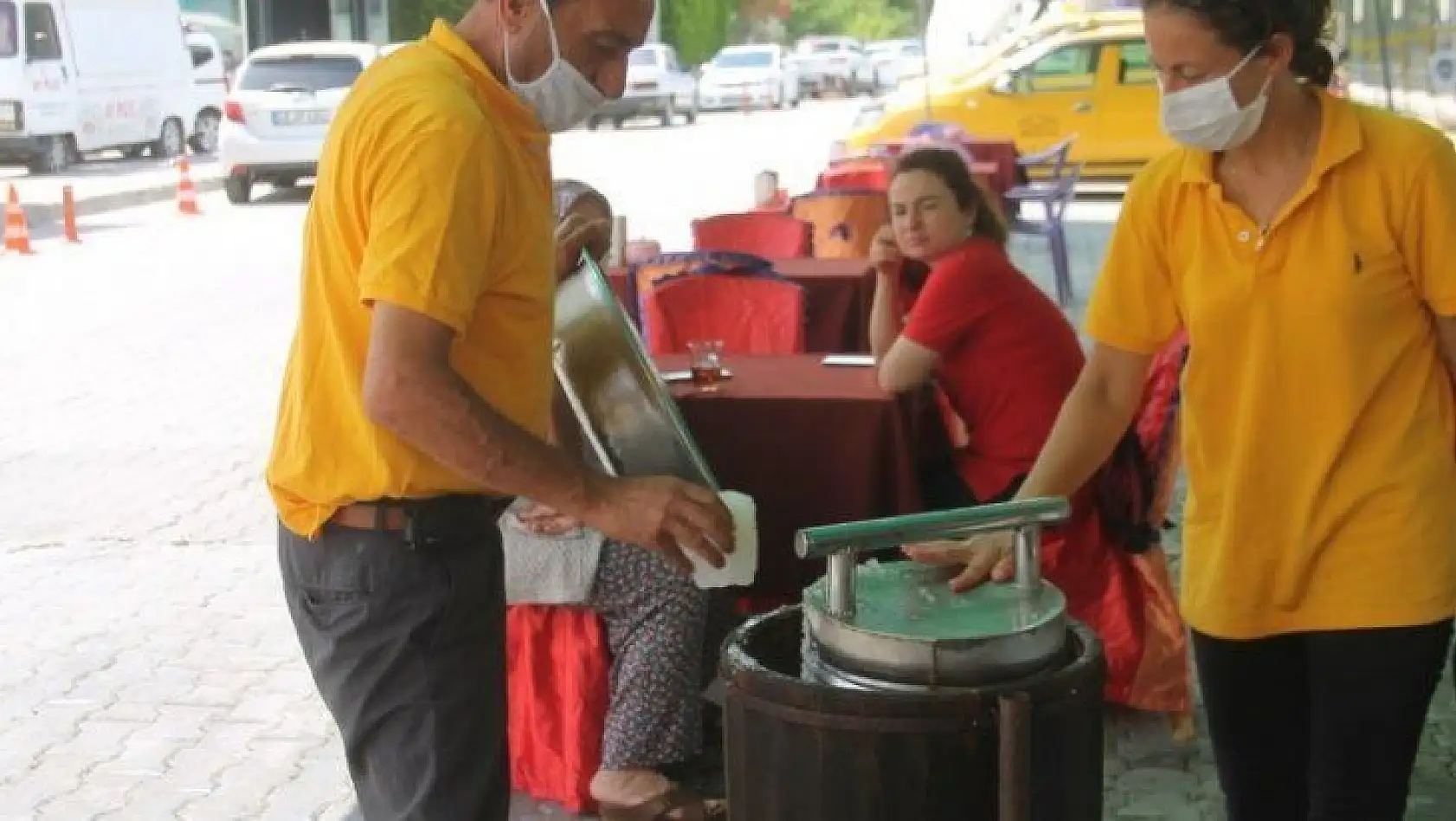 Serinlemek İsteyenler Kar Şerbetini Tercih Ediyor
