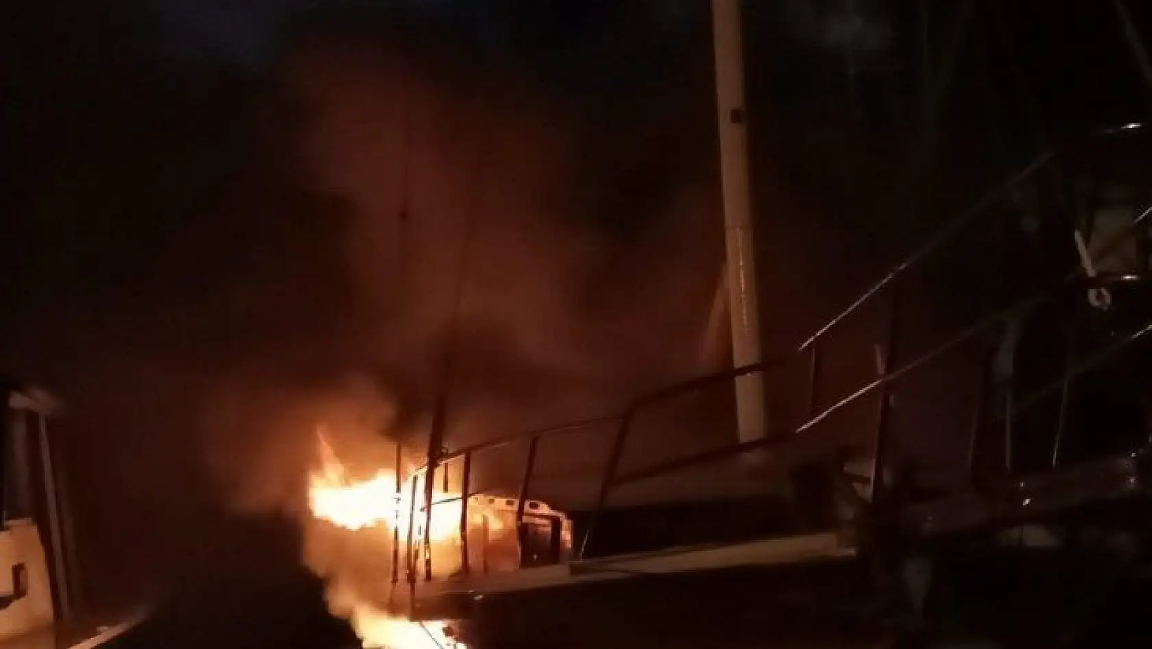 Tersanede Bakımda Olan Teknede Yangın Çıktı
